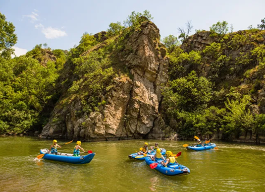 Камп - деца плуват в кану каяк